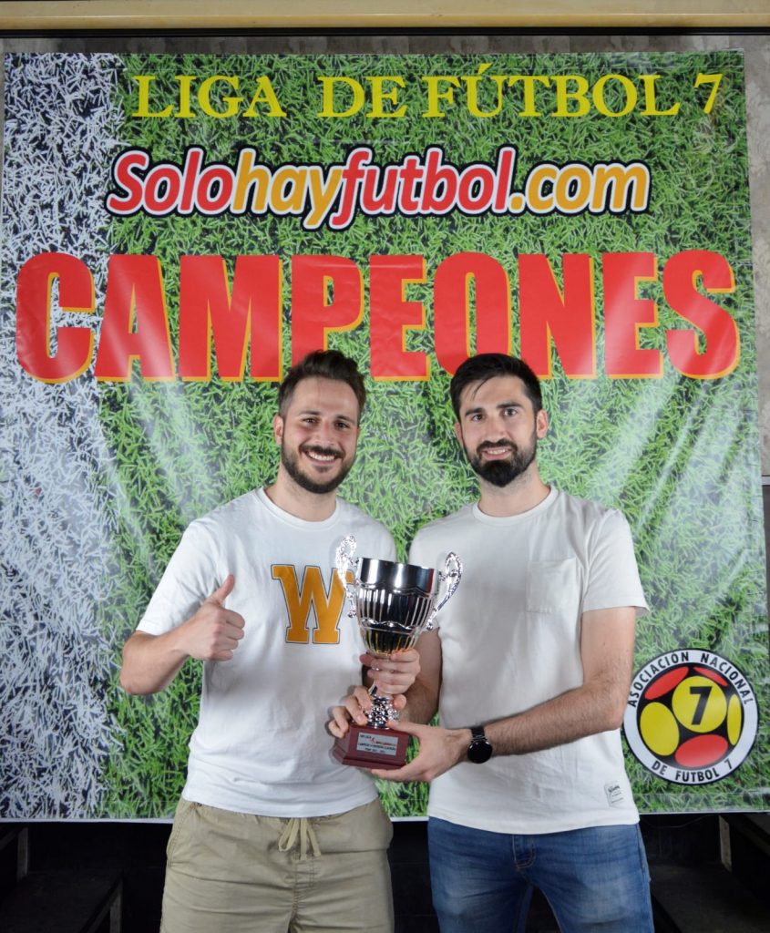 El capitán Mario Porras y Rodrigo Sáez recogiendo el trofeo de campeón de la liga clausura 2021-2022.